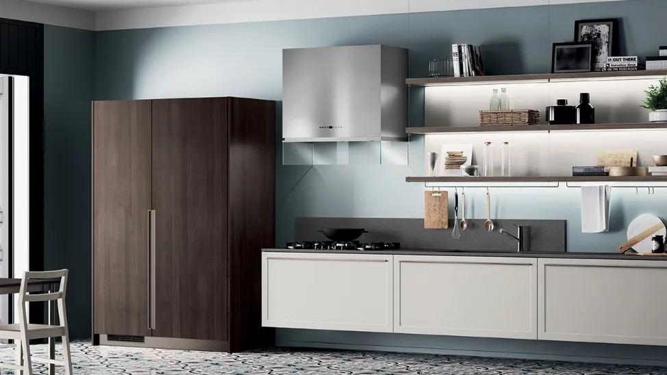 Cucina Moderna Carattere in laccato Grigio con armadio in Noce Saxony di Scavolini