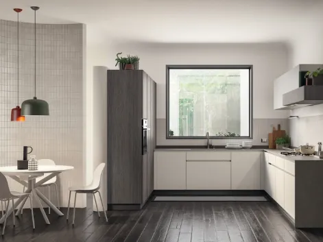 Cucina su misura Libra in laccato opaco Bianco Prestige, laccato opaco dogato Grigio Airone e decorativo Oriental di Scavolini